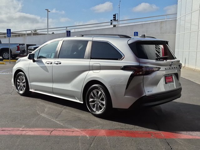 Used 2025 Toyota Sienna XLE FWD image 11
