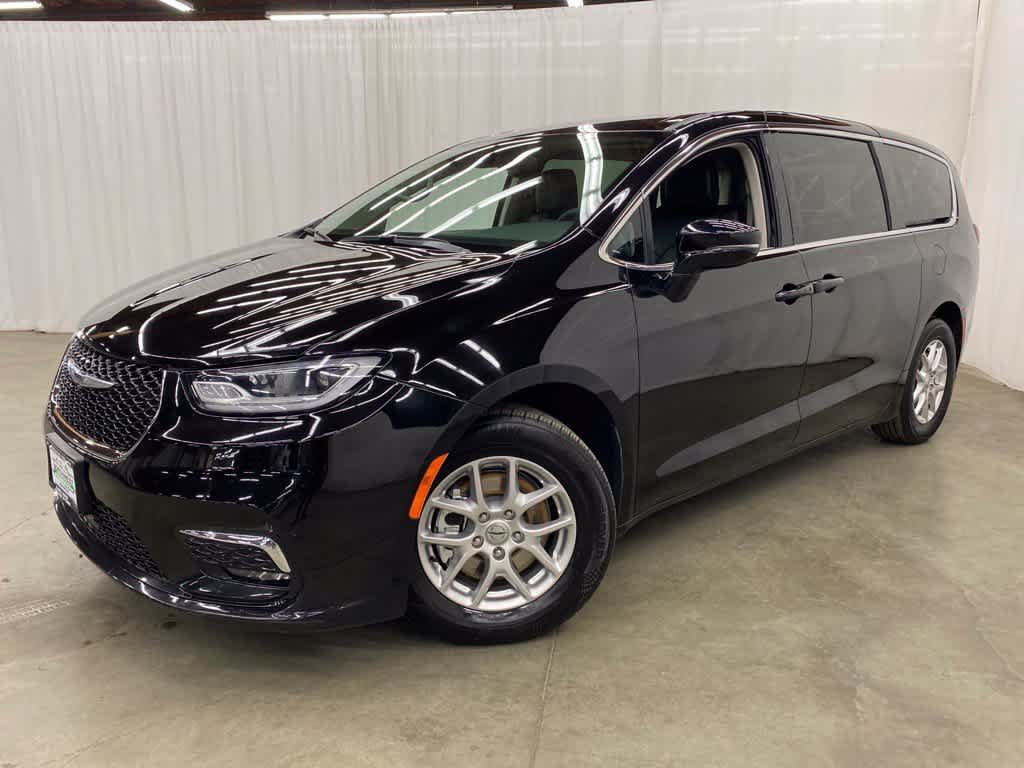 Used 2024 Chrysler Pacifica Touring-L FWD image 1