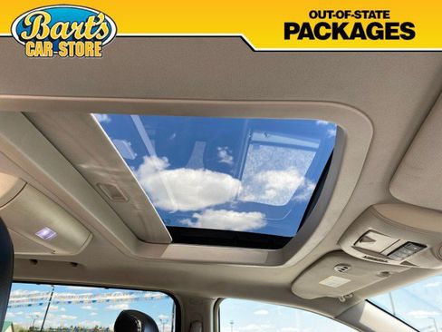Used 2015 Chrysler Town & Country Limited Platinum FWD image 15