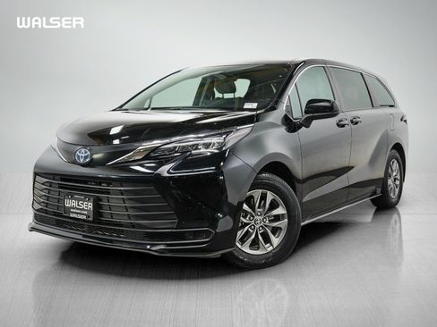 Used 2024 Toyota Sienna LE AWD/4WD image 1