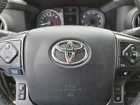 Used 2022 Toyota Tacoma TRD Off-Road AWD/4WD image 30