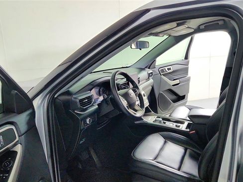 Used 2021 Ford Explorer XLT w/ Equipment Group 202A image 16