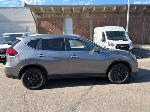 Used 2017 Nissan Rogue SV AWD/4WD image 4
