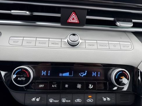 Certified 2025 Hyundai Elantra Limited image 10