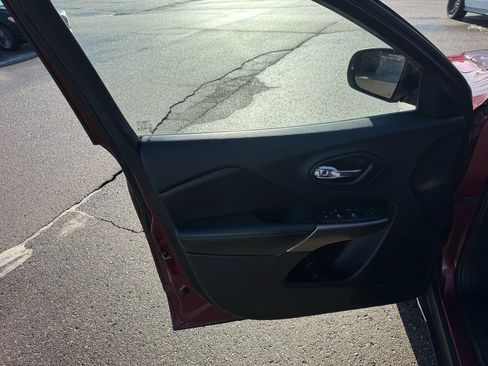 Used 2019 Jeep Cherokee Latitude w/ Cold Weather Group image 14