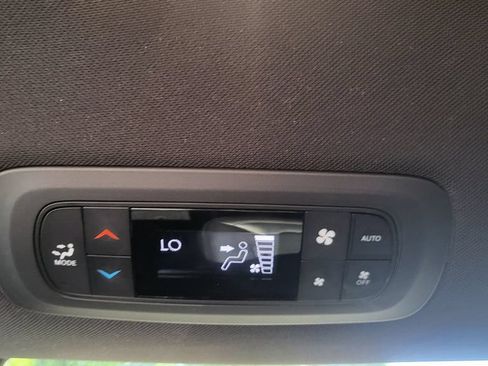 Used 2026 Chrysler Pacifica Select FWD image 40