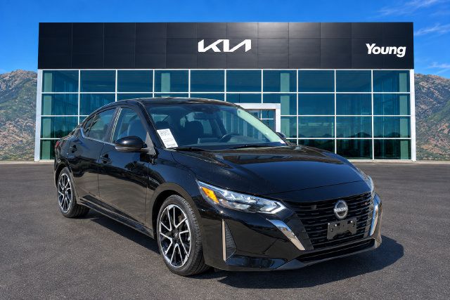 Used 2025 Nissan Sentra SR FWD image 1