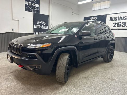 Used 2017 Jeep Cherokee Trailhawk w/ Comfort/Convenience Group AWD/4WD image 3