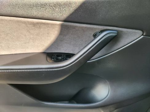Used 2021 Tesla Model Y Long Range AWD/4WD image 21