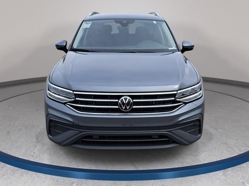 Used 2024 Volkswagen Tiguan SE FWD image 2