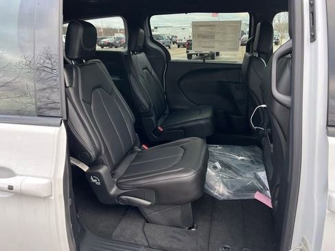 New 2026 Chrysler Pacifica Select image 19