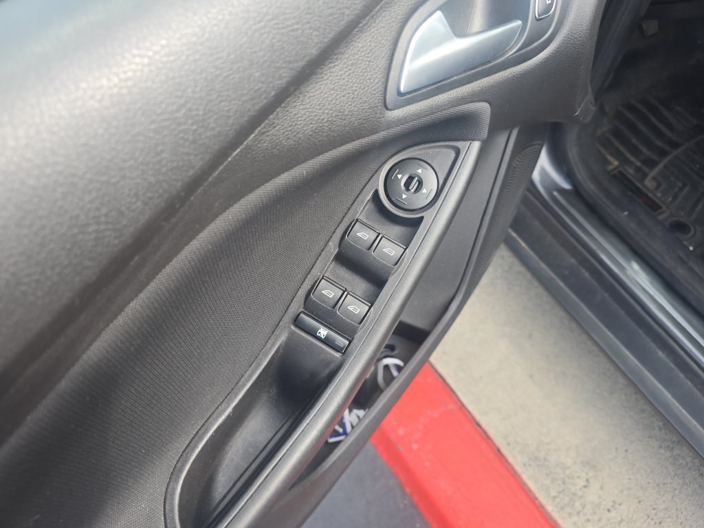 Used 2018 Ford Focus SE FWD image 11