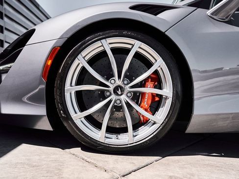 Used 2024 McLaren Artura RWD image 3