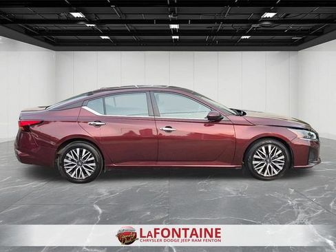Used 2023 Nissan Altima 2.5 SV FWD image 6