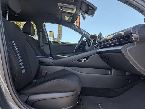 Used 2025 Hyundai Elantra Sport FWD image 11