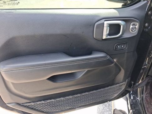 Used 2019 Jeep Wrangler Unlimited Sahara AWD/4WD image 13