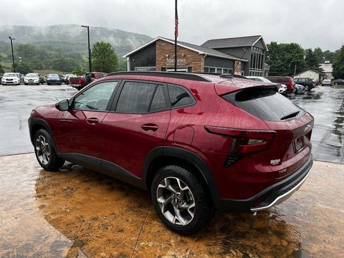 Used 2025 Chevrolet Trax LT w/ LT Convenience Package FWD image 7