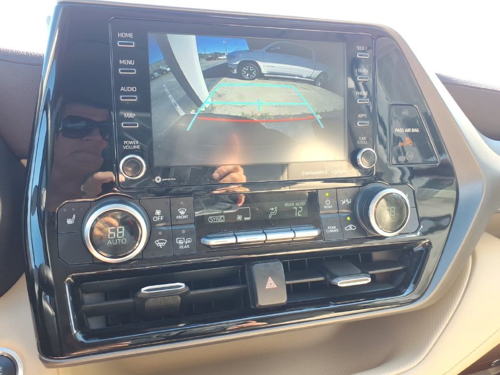 Used 2020 Toyota Highlander XLE FWD image 22