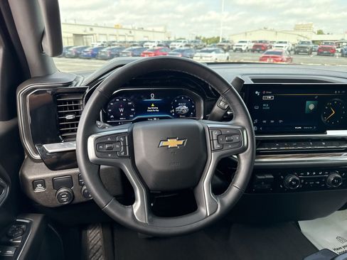 Used 2025 Chevrolet Silverado 1500 LT RWD image 11