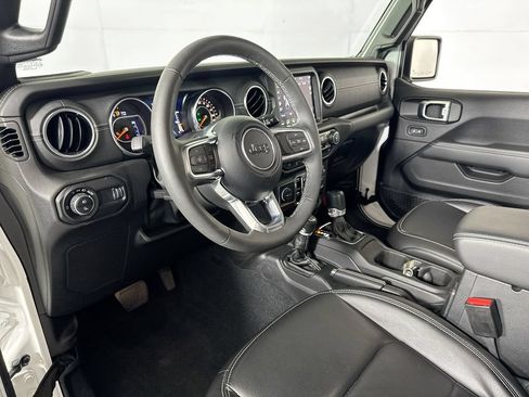 Used 2023 Jeep Gladiator Overland w/ LED Lighting Group AWD/4WD image 9