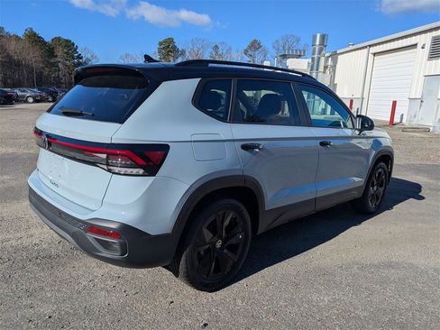 New 2026 Volkswagen Taos SE image 4