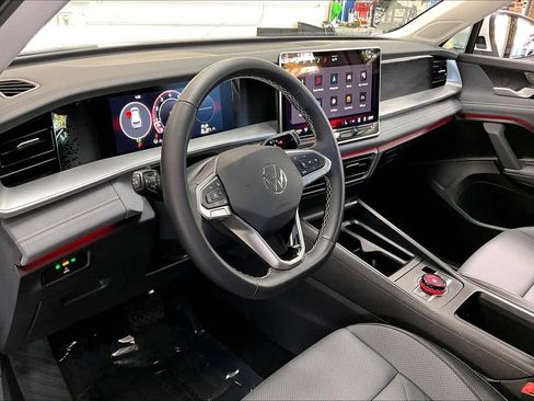 Used 2025 Volkswagen Tiguan SE image 17