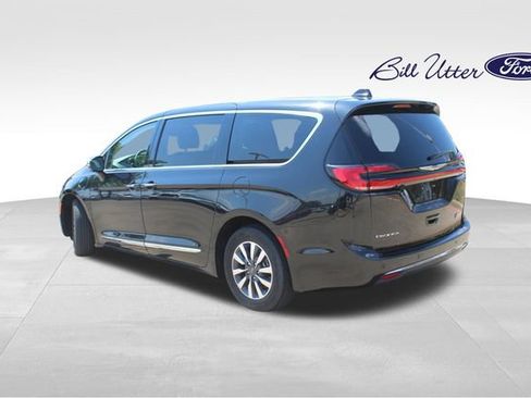 Used 2023 Chrysler Pacifica Limited FWD image 7
