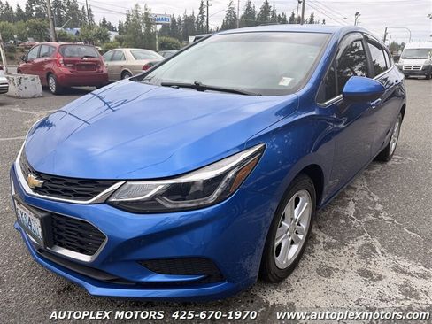Used 2018 Chevrolet Cruze LT FWD image 3