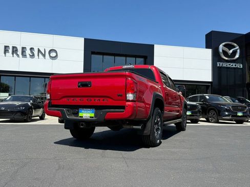 Used 2017 Toyota Tacoma TRD Off-Road AWD/4WD image 9