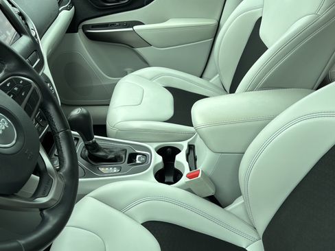 Used 2020 Jeep Cherokee Latitude Plus w/ Cold Weather Group image 2