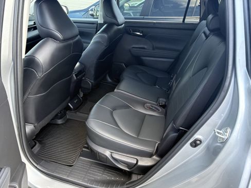 Used 2022 Toyota Highlander XLE AWD/4WD image 7