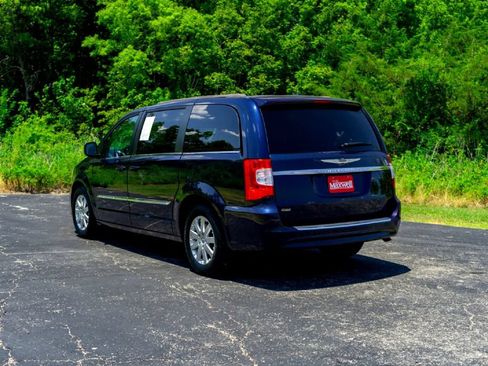 Used 2015 Chrysler Town & Country Touring FWD image 9