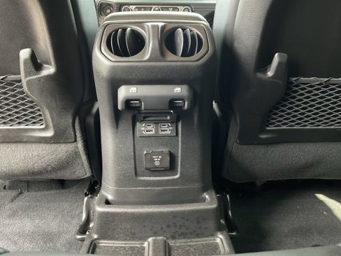 Used 2024 Jeep Wrangler Unlimited Rubicon AWD/4WD image 18