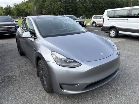 Used 2024 Tesla Model Y Long Range AWD/4WD image 18