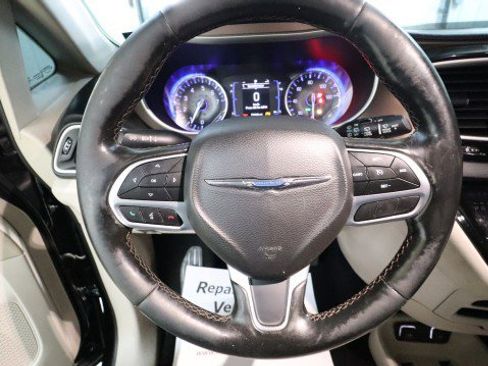 Used 2019 Chrysler Pacifica Touring-L image 20