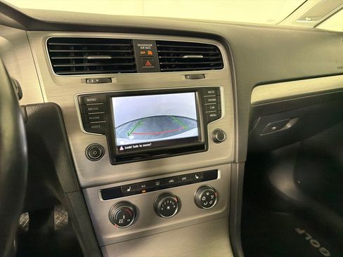 Used 2016 Volkswagen Golf 4-Door FWD image 17
