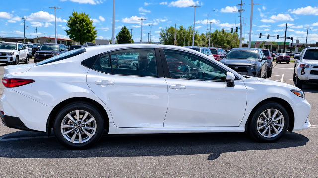 Used 2025 Toyota Camry LE AWD/4WD image 3