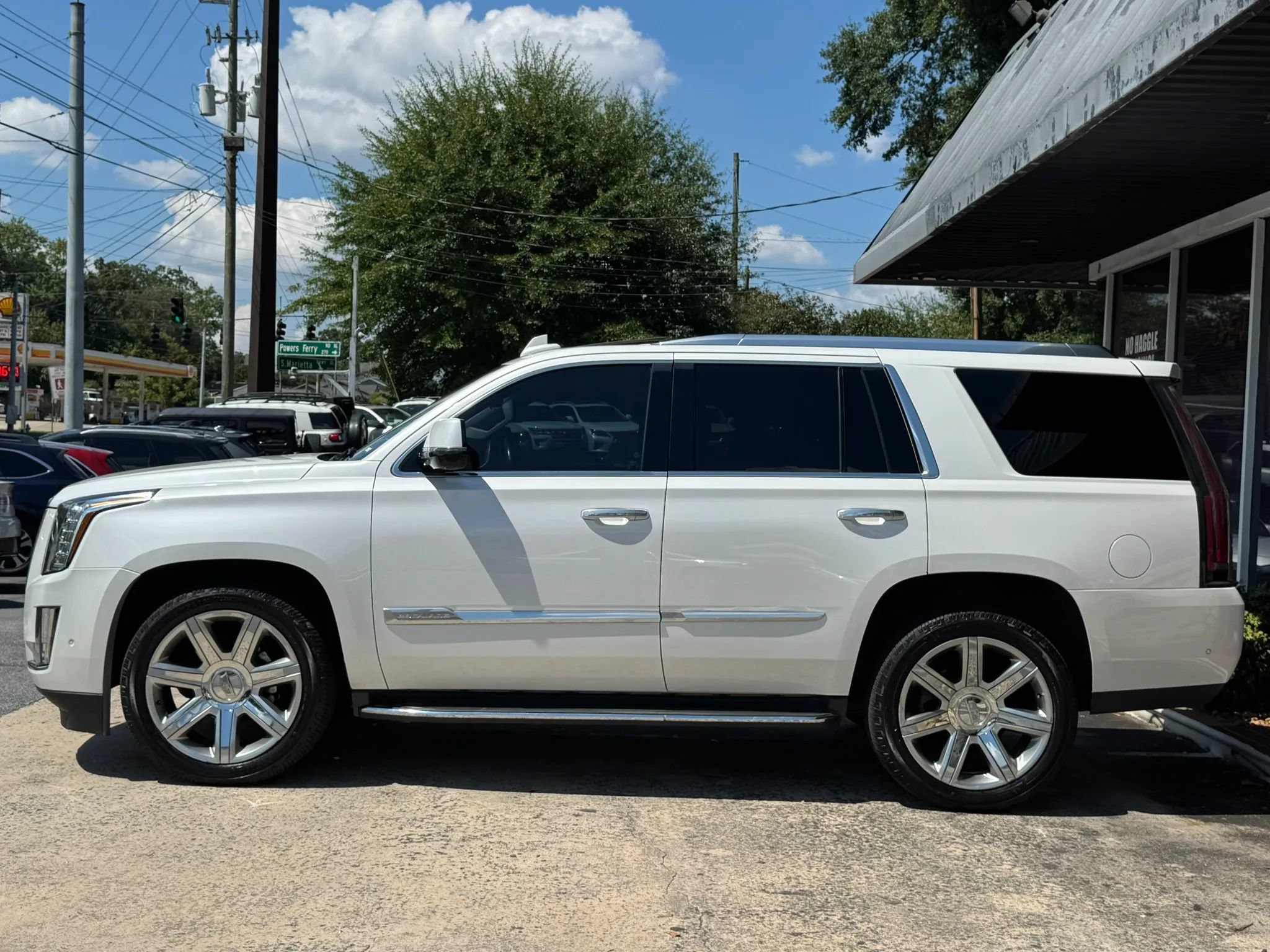Used 2017 Cadillac Escalade Luxury AWD/4WD image 4