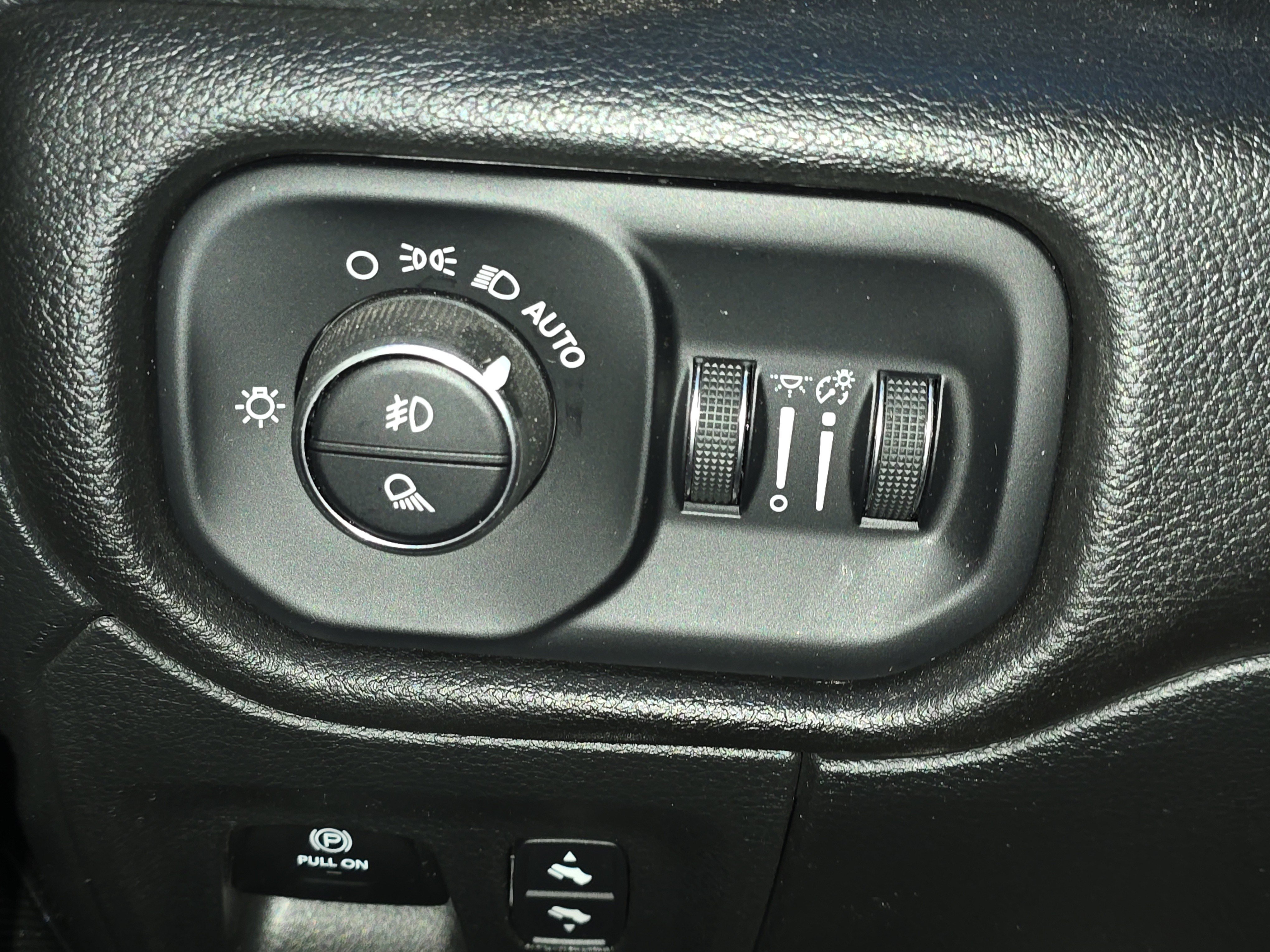 Used 2023 RAM 1500 Laramie AWD/4WD image 23