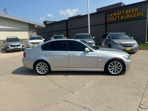 Used 2011 BMW 328i xDrive Sedan AWD/4WD image 2