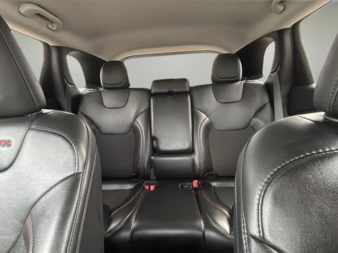 Used 2020 Jeep Cherokee Trailhawk image 12