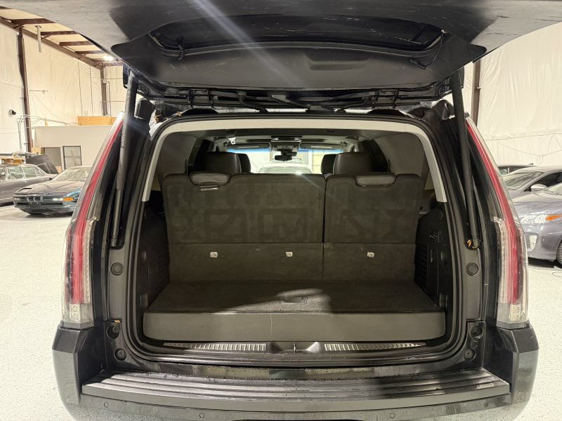 Used 2018 Cadillac Escalade Premium Luxury w/ LPO, Radiant Package AWD/4WD image 11