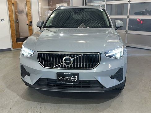 Certified 2025 Volvo XC40 B5 Core image 1