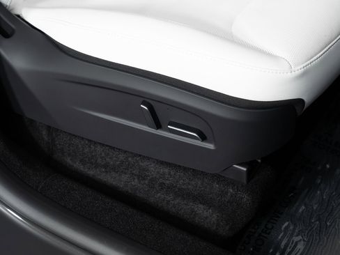 Used 2026 Tesla Model Y AWD image 29