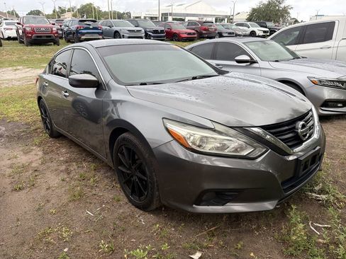 Used 2018 Nissan Altima 2.5 SV FWD image 1