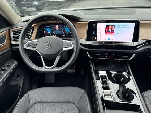 Used 2024 Volkswagen Atlas SE image 21