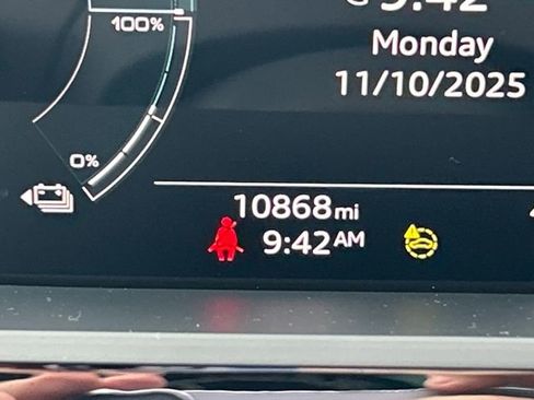 Used 2024 Audi Q8 e-tron Premium image 23