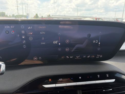Used 2025 Buick Enclave Preferred FWD image 28