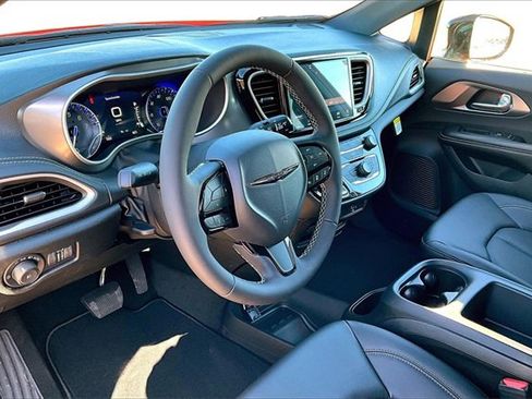 New 2026 Chrysler Pacifica Select image 9
