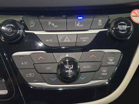 Used 2023 Chrysler Pacifica Touring-L FWD image 27